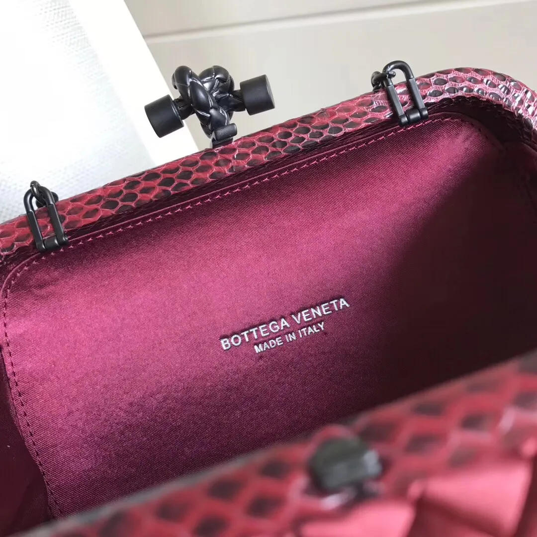 The latest and most popular Knot clutch from the 8651 counter is made of exquisite Japanese silk fabric with snakeskin piping. It looks elegant when worn cross-body or in the hand. It can also be carried by petite girls and can hold 2 iPhone X phones. Size: 20cm*12cm